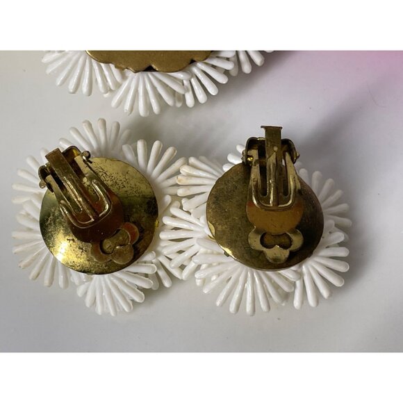 Vintage 1960s West Germany Rubber Plastic Daisy Flower Brooch Earrings Set - Picture 3 of 8